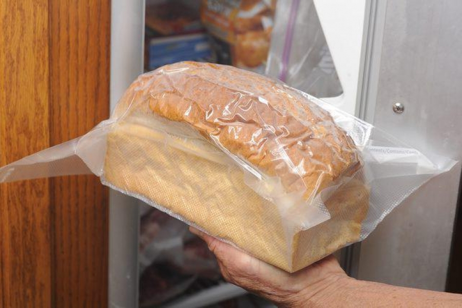 Полуфабрикат хлеба. Замороженный хлеб. Замороженный хлеб в морозилке. Упаковка замороженных хлебобулочных изделий. Хлеб в пакете.