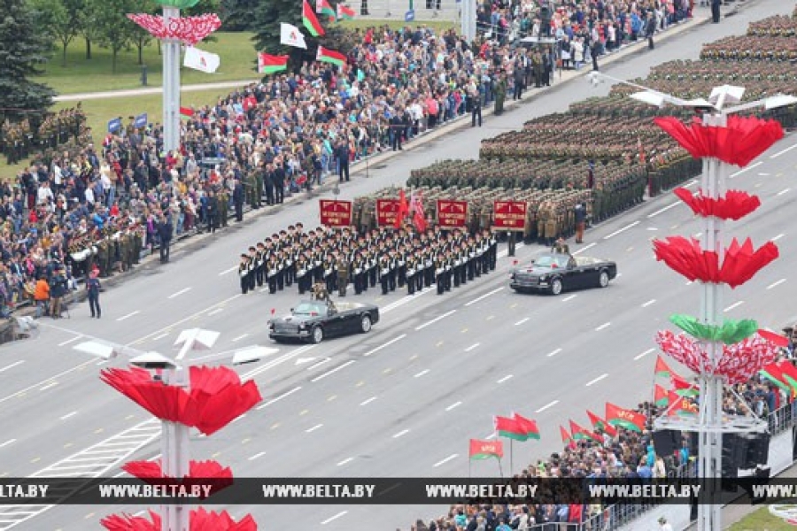 В параде победы приняли участие. Белый дом 9 мая. Парад 9 мая минск. Парад победы на красной площади. Военнослужащие беларуси парад.