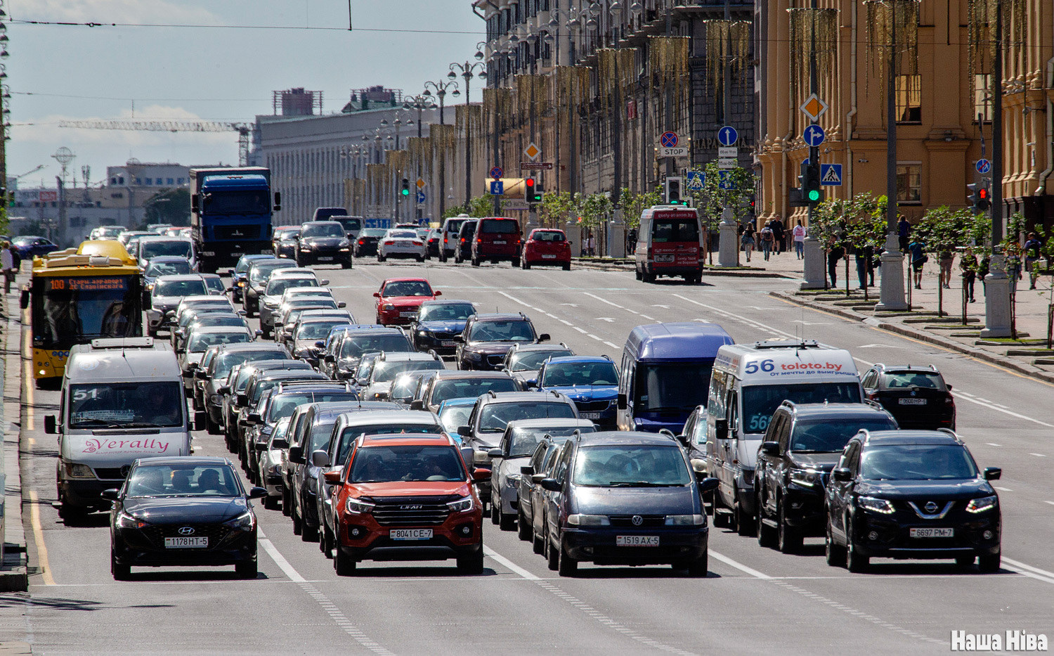 Россияне вывозят машины целыми автовозами». Перегонщики машин поражены  наплывом клиентов из России