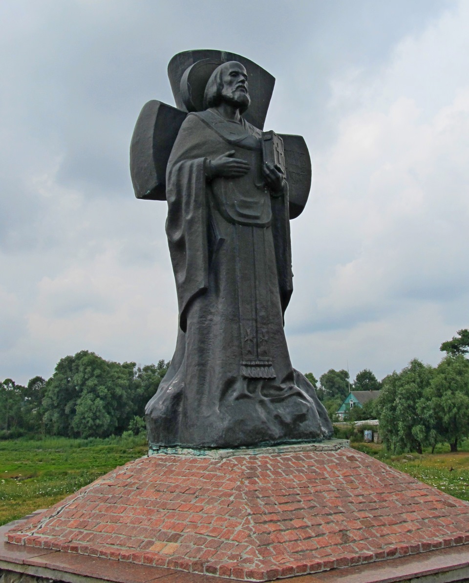 Памятник кириллу туровскому в городе туров. Памятник Кириллу Туровскому. Памятник Кириллу Туровскому (Гомель).