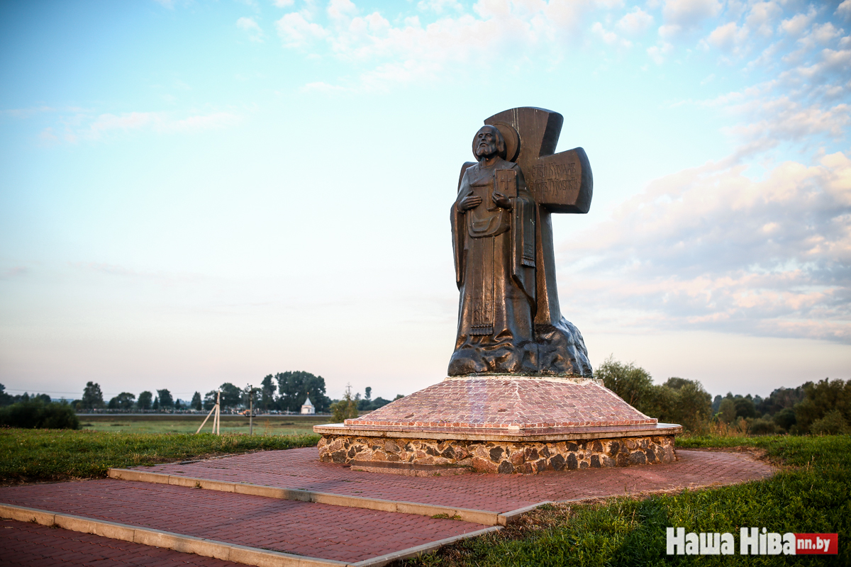 Памятник кириллу туровскому в городе туров. Памятник Кириллу Туровскому. Туров.