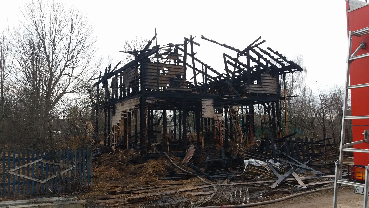 В Бешенковичах сгорел экспериментальный соломенный дом