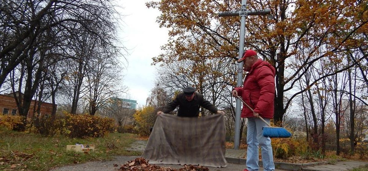 Баранавіцкія актывісты памаліліся каля Крыжа ахвярам сталінскіх рэпрэсій