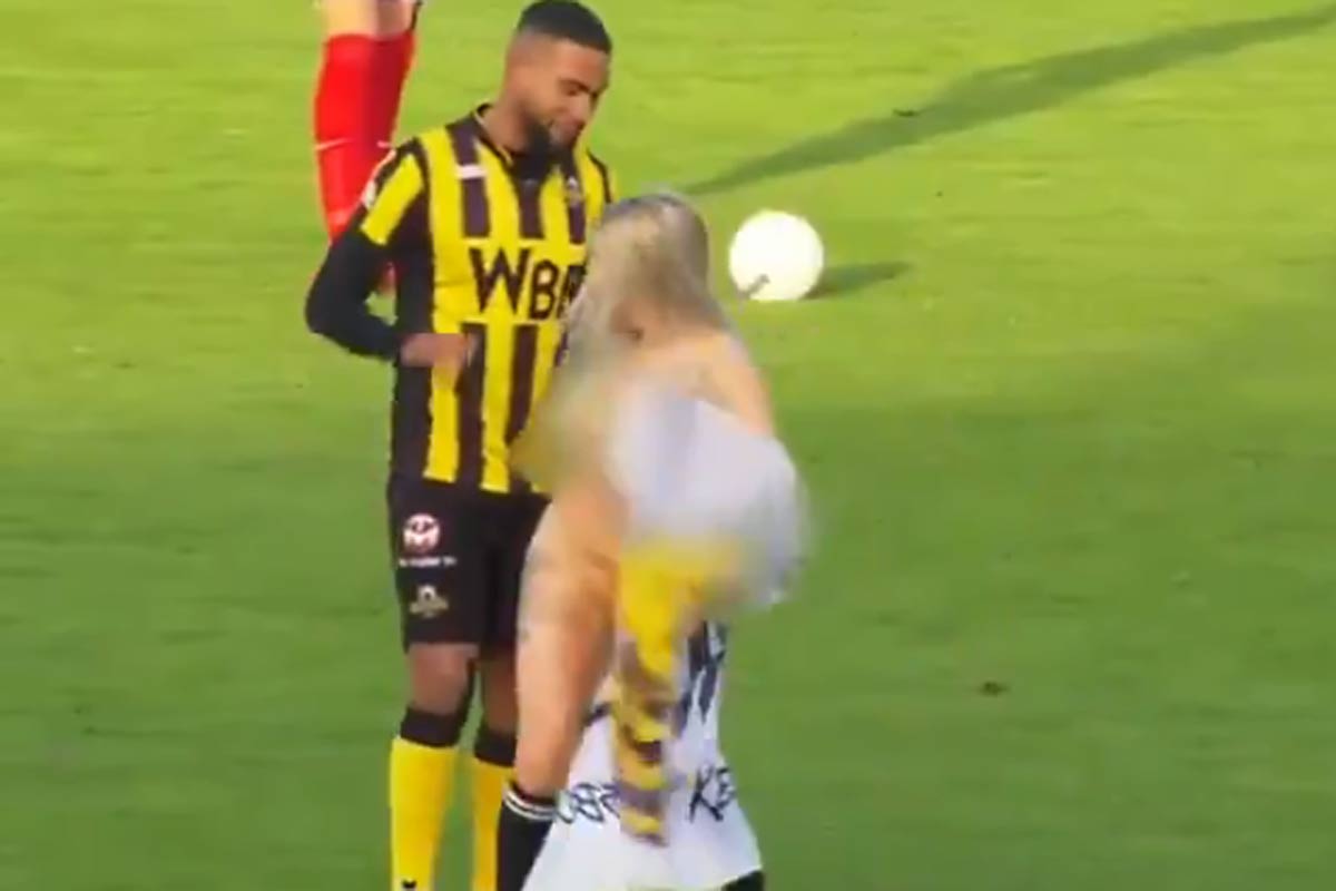 Голая женщина прервала футбольный матч в Нидерландах
