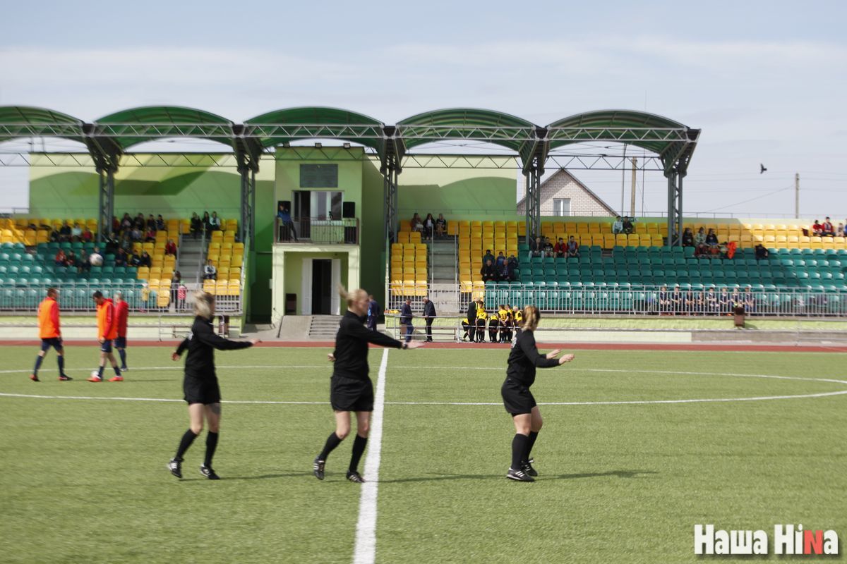 Десятка девушек футболистов