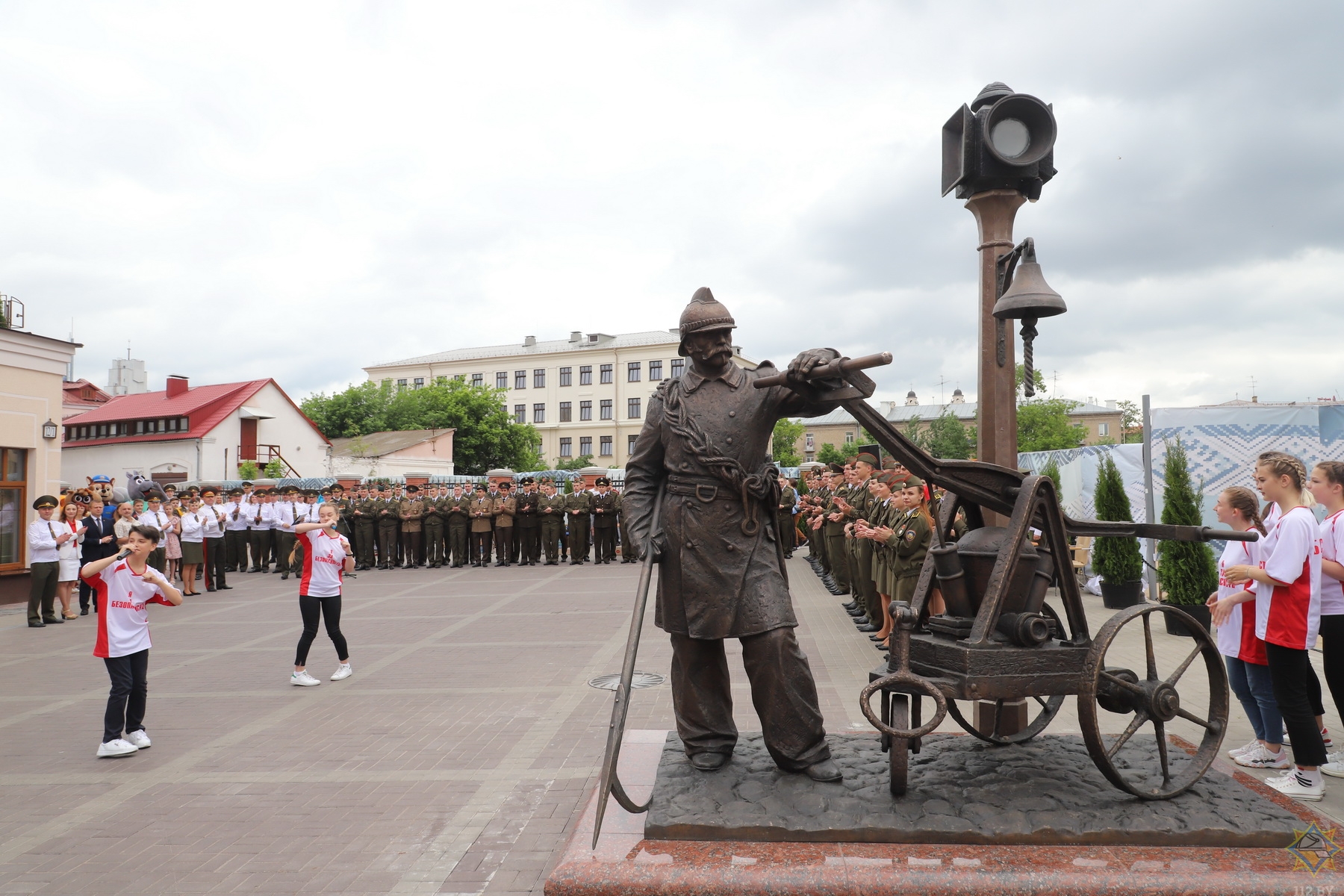 Памятники в минске фото. Минск скульптура пожарный. Минск памятники пожарнику. Памятник пожарному в Белоруссии. Памятник пожарному город.