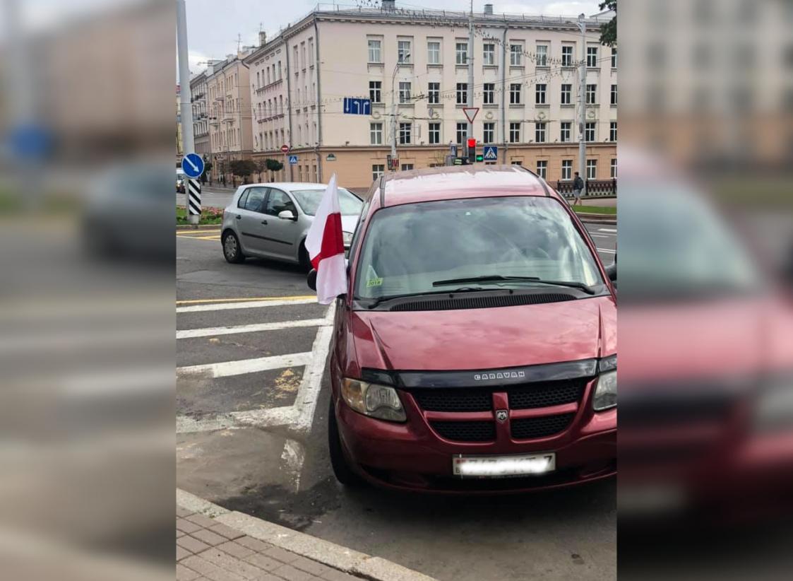 В Минске на проспекте Независимости ГАИ остановила машину с большим  БЧБ-флагом