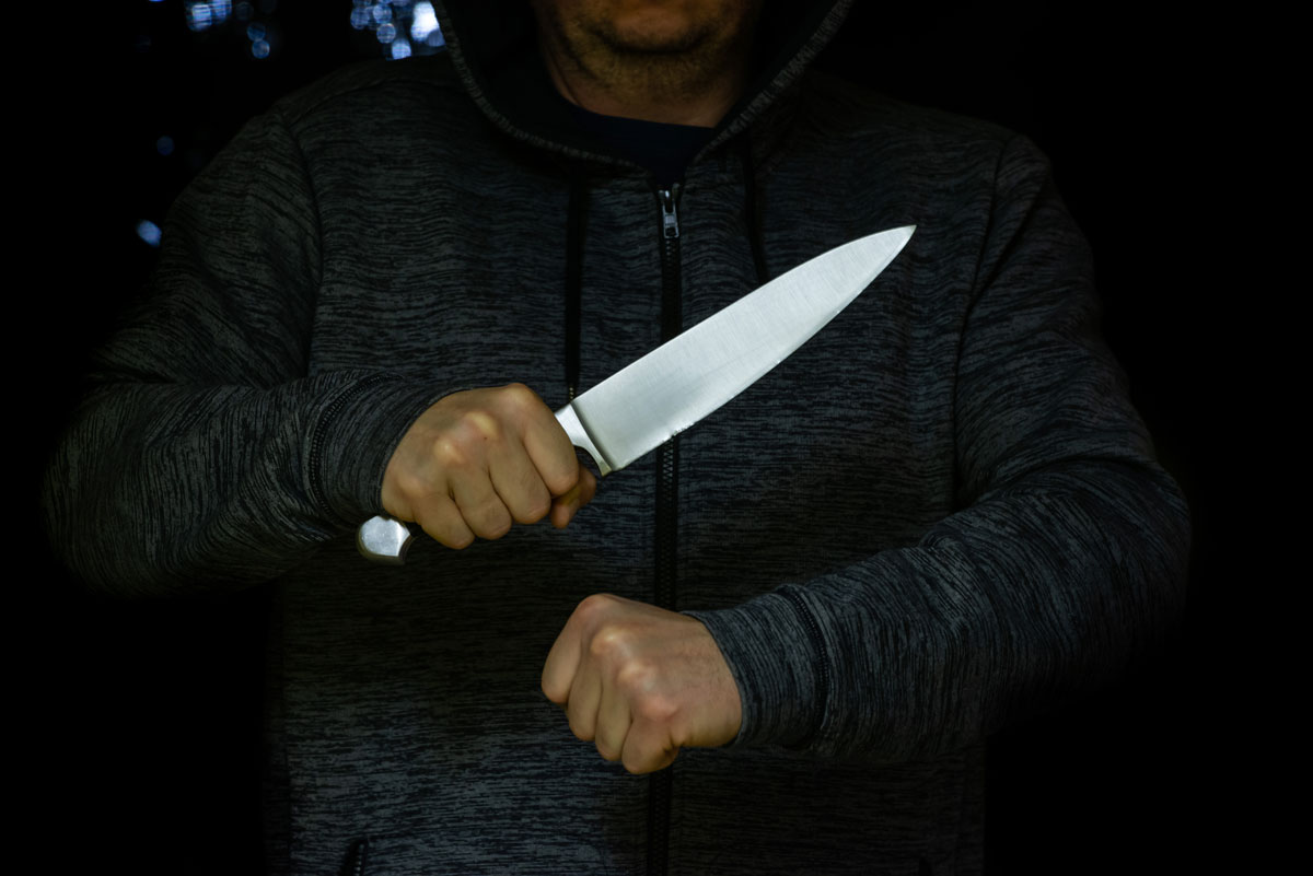Ножевой человек. Подкрадывающийся человек с ножом.