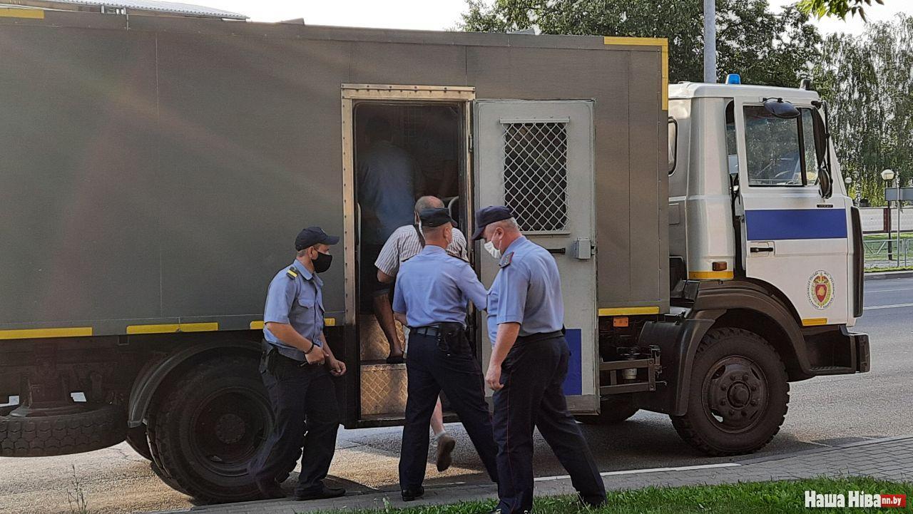 Схватил подростка за шею и потянул». Сторонникам Тихоновской просто не дали  собраться в Солигорске и Слуцке