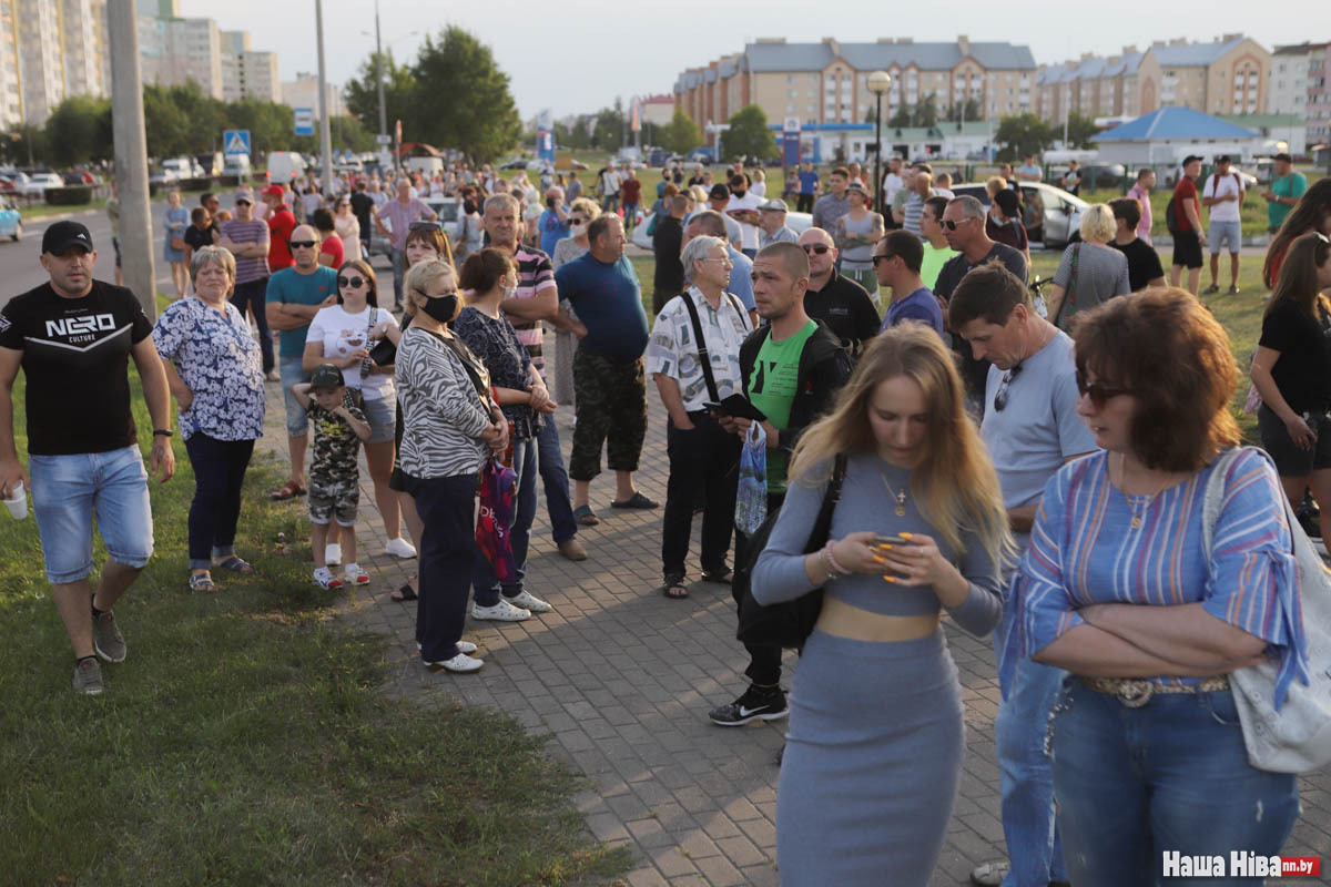 Схватил подростка за шею и потянул». Сторонникам Тихоновской просто не дали  собраться в Солигорске и Слуцке