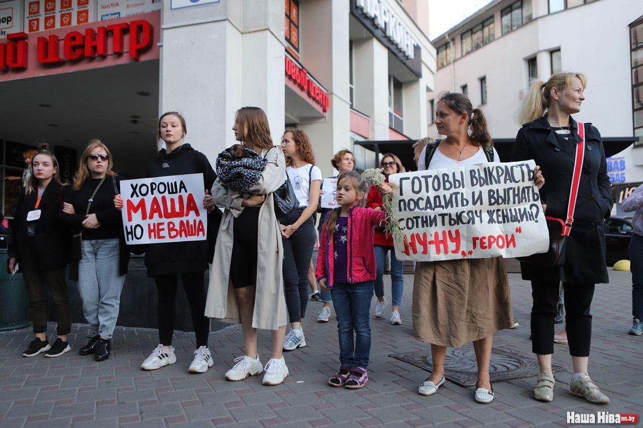 На Немиге собрались девушки и женщины, чтобы поддержать Марию Колесникову.  Не обошлось без задержаний