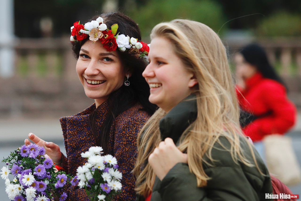 Минск женский. Минск женщины с цветами.