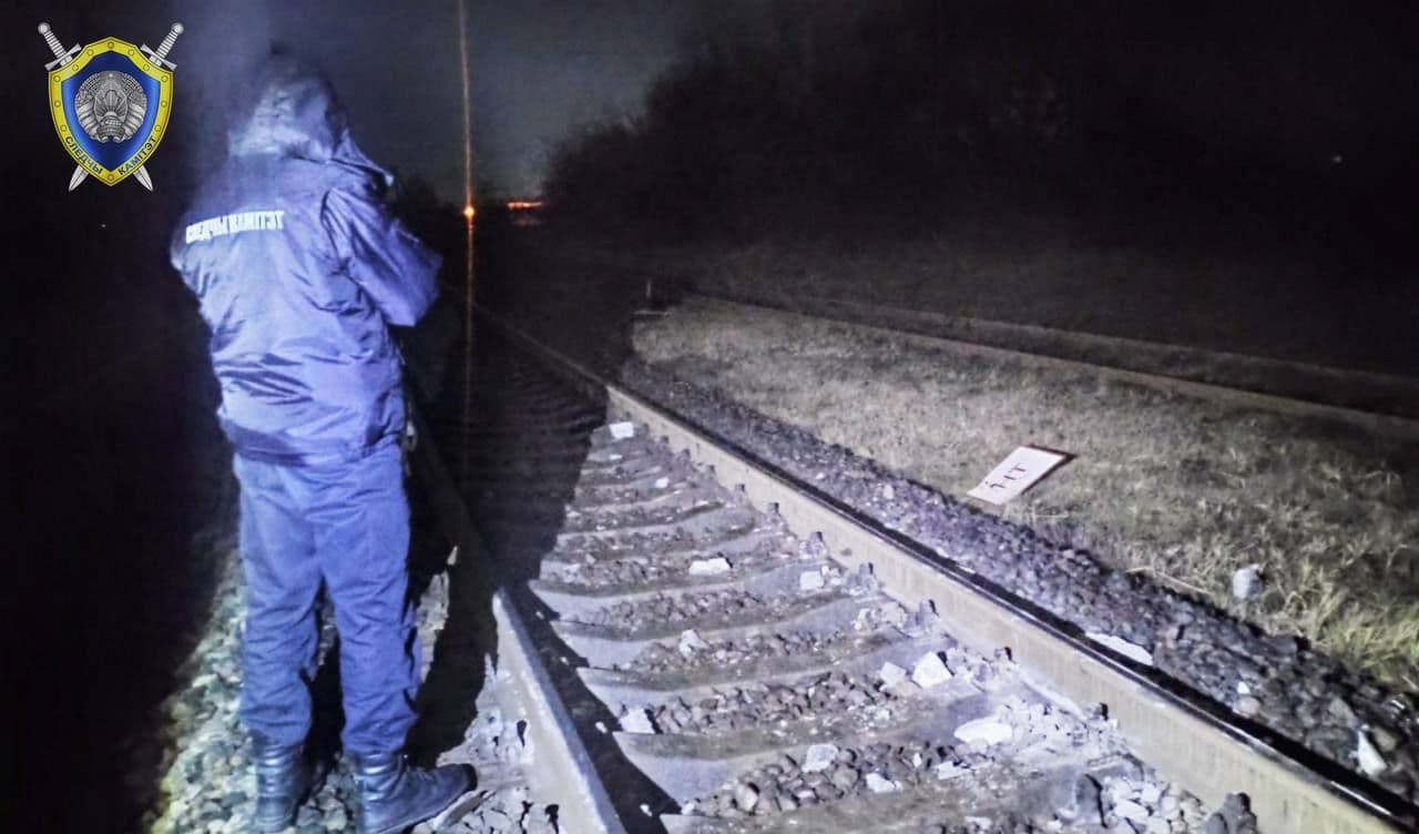 В Лидском районе поезд Гродно—Гомель столкнулся с бетонным столбом, который  положили на рельсы