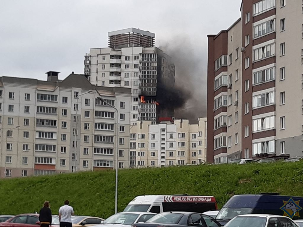 Окурок с другого этажа. Спасатели рассказали подробности случившегося утром  пожара в Малиновке