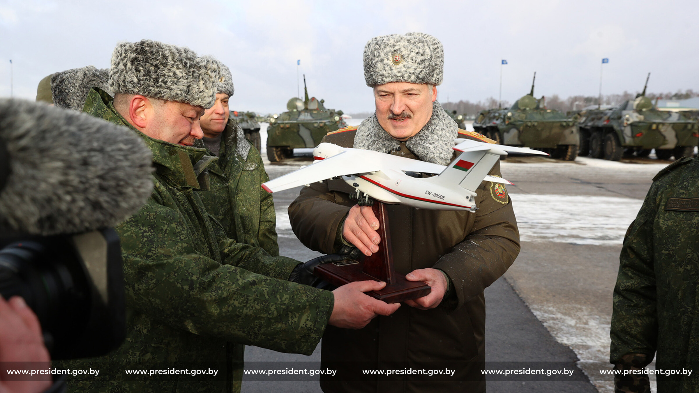 Военные новости белоруссии. Армия Беларус Лукашенко. Лукашенко в военной форме. Лукашенко и армия Беларуси зимой.
