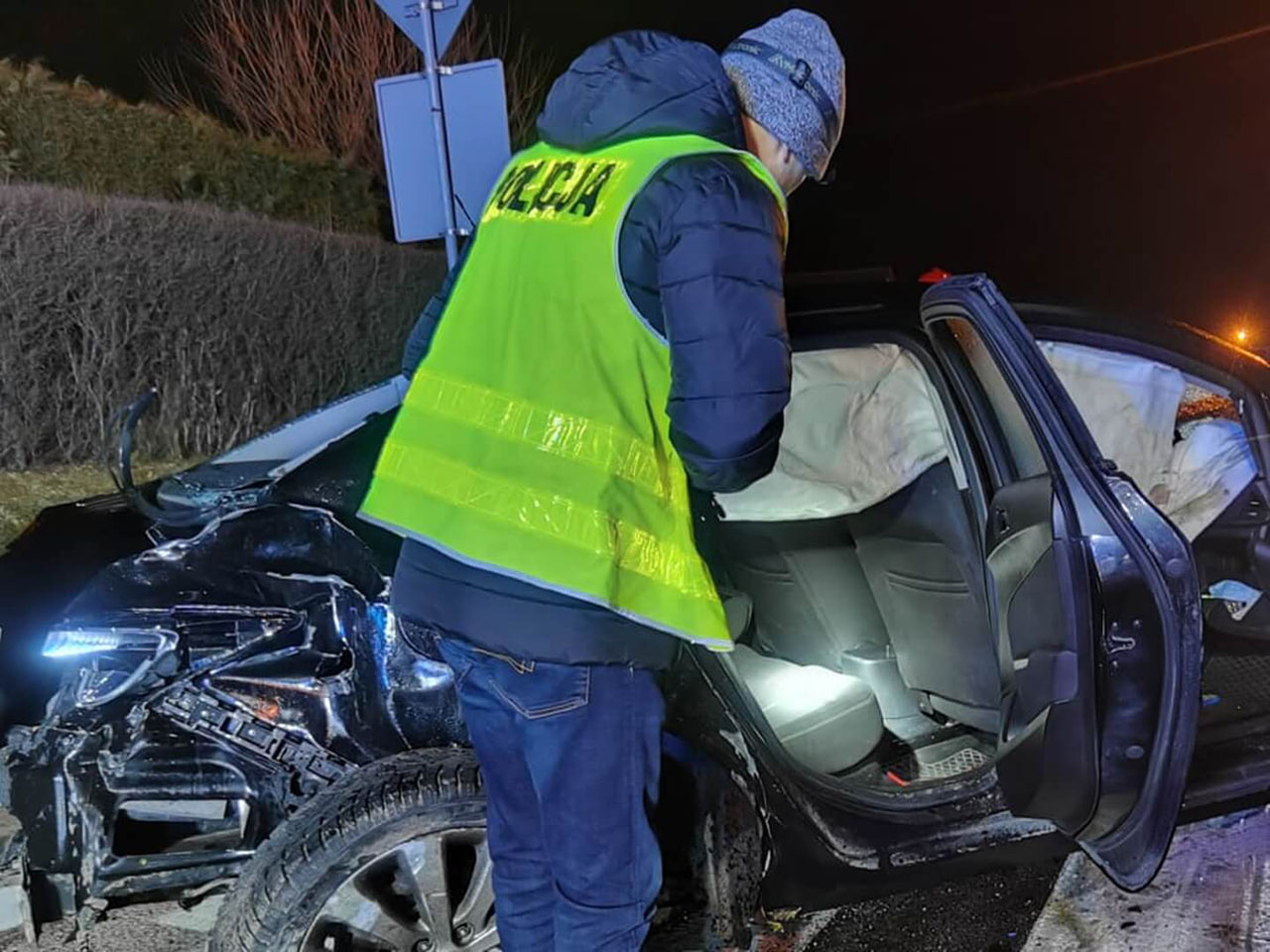 В Польше автомобиль столкнулся с грузовиком. Из-за ДТП полиция выявила  перевозчика нелегальных мигрантов