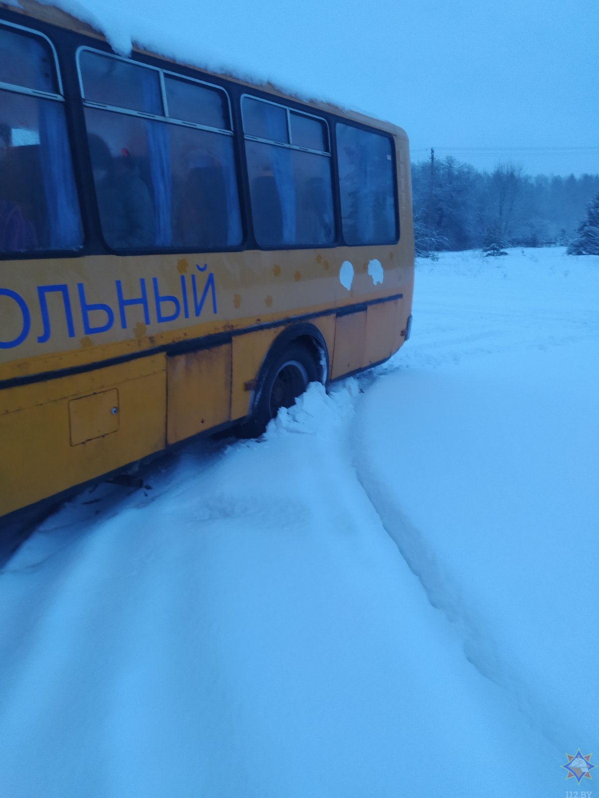 В Быховском районе школьный автобус с детьми забуксовал в снегу. ФОТО