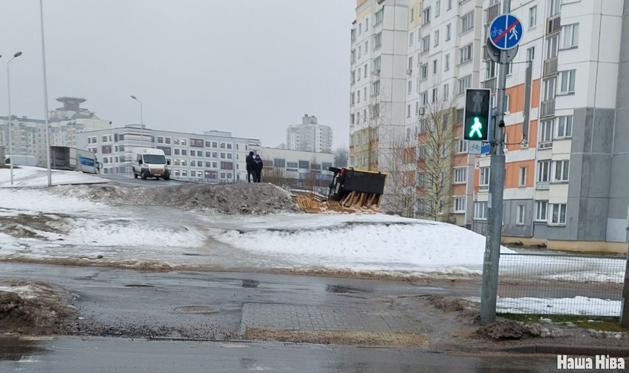 В Минске перевернулась машина с хлебом ФОТОФАКТ