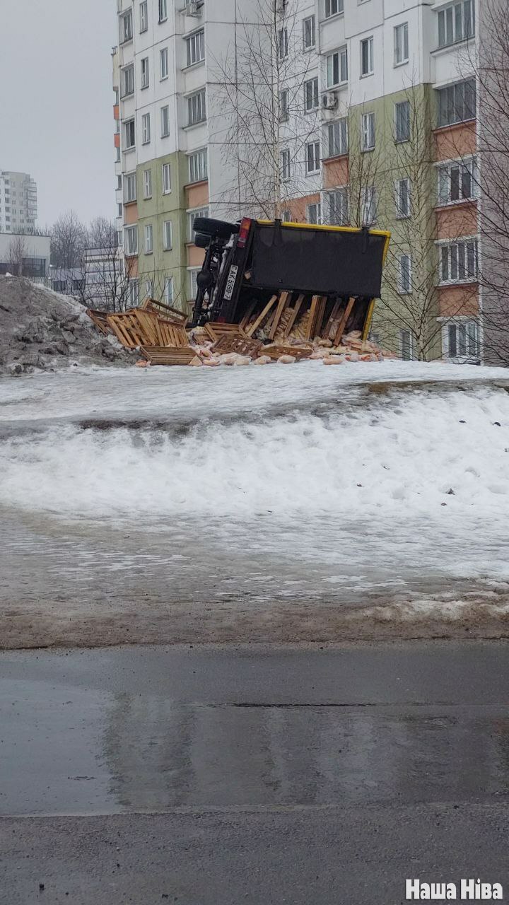 В Минске перевернулась машина с хлебом ФОТОФАКТ