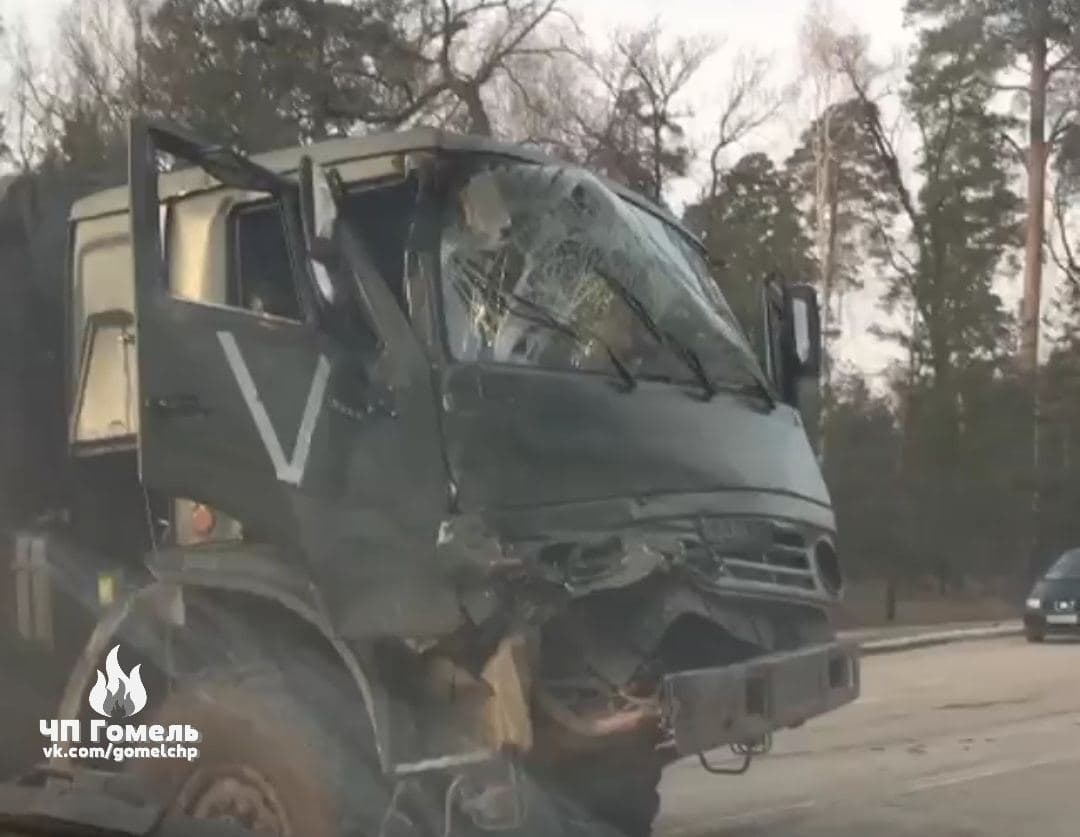 В Хойниках в аварию попали российские военные машины