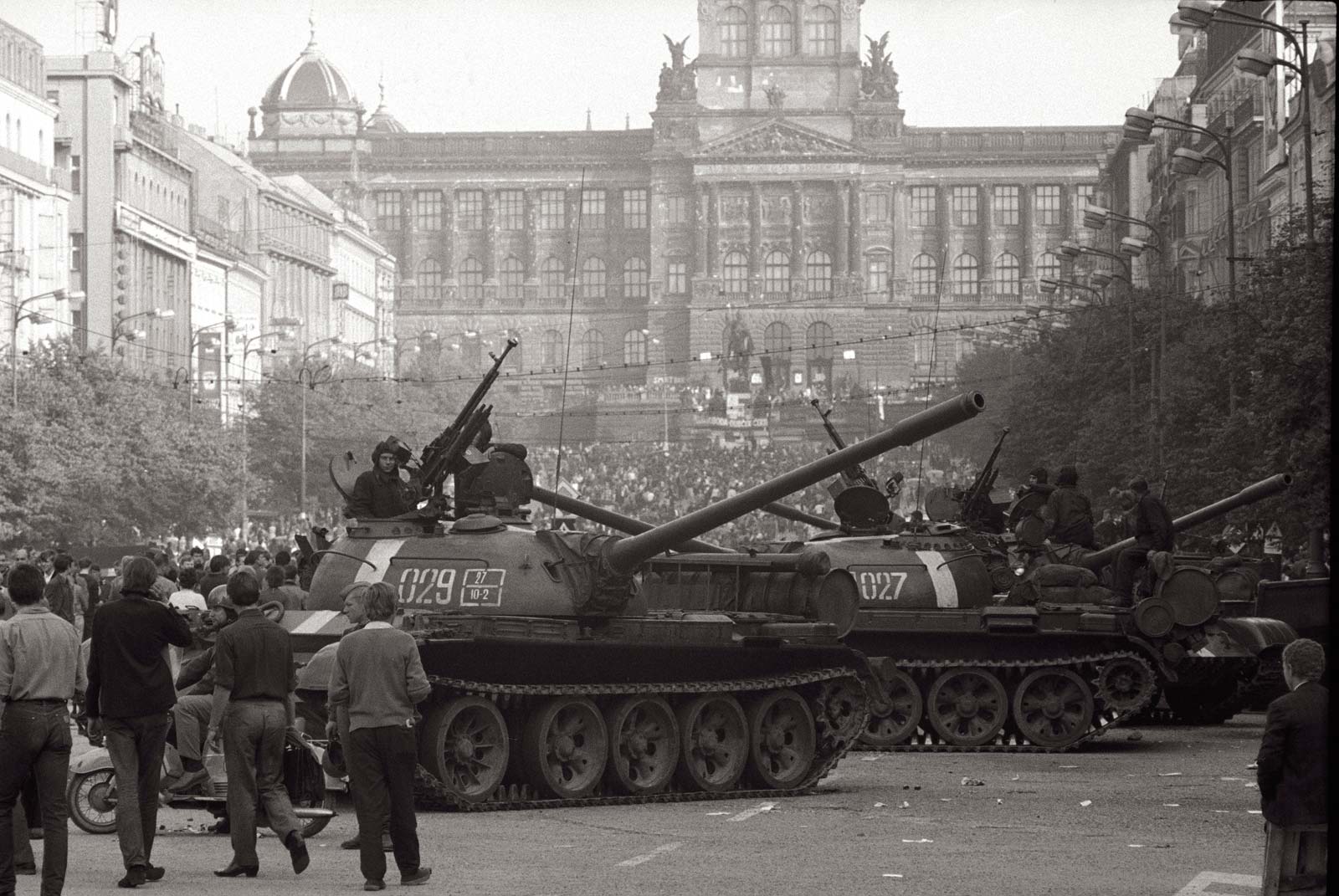 Войска гдр в чехословакии. Советские войска в Праге Чехословакия 1968. Революция в Чехословакии Пражская Весна. Танки в Праге 1968. Прага 1968 Пражская Весна.