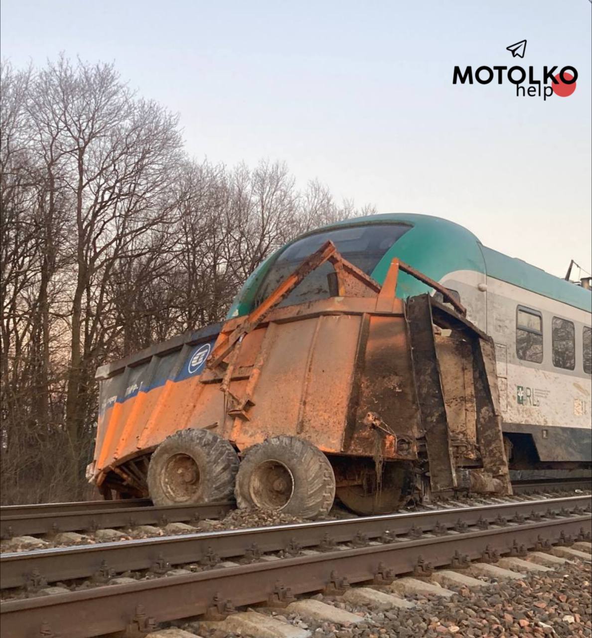 Поезд «Могилев-Минск» врезался в тракторный прицеп с навозом на  железнодорожном переезде