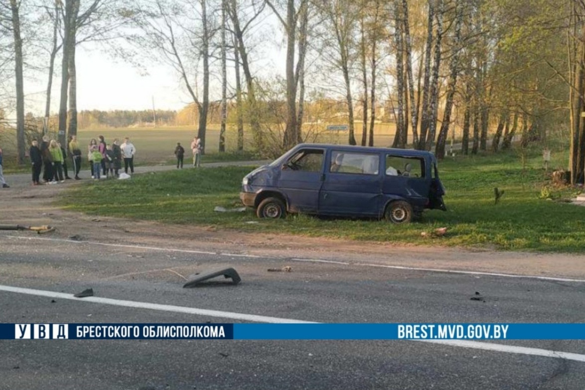 Автомобиль ГАИ попал в серьезное ДТП с микроавтобусом