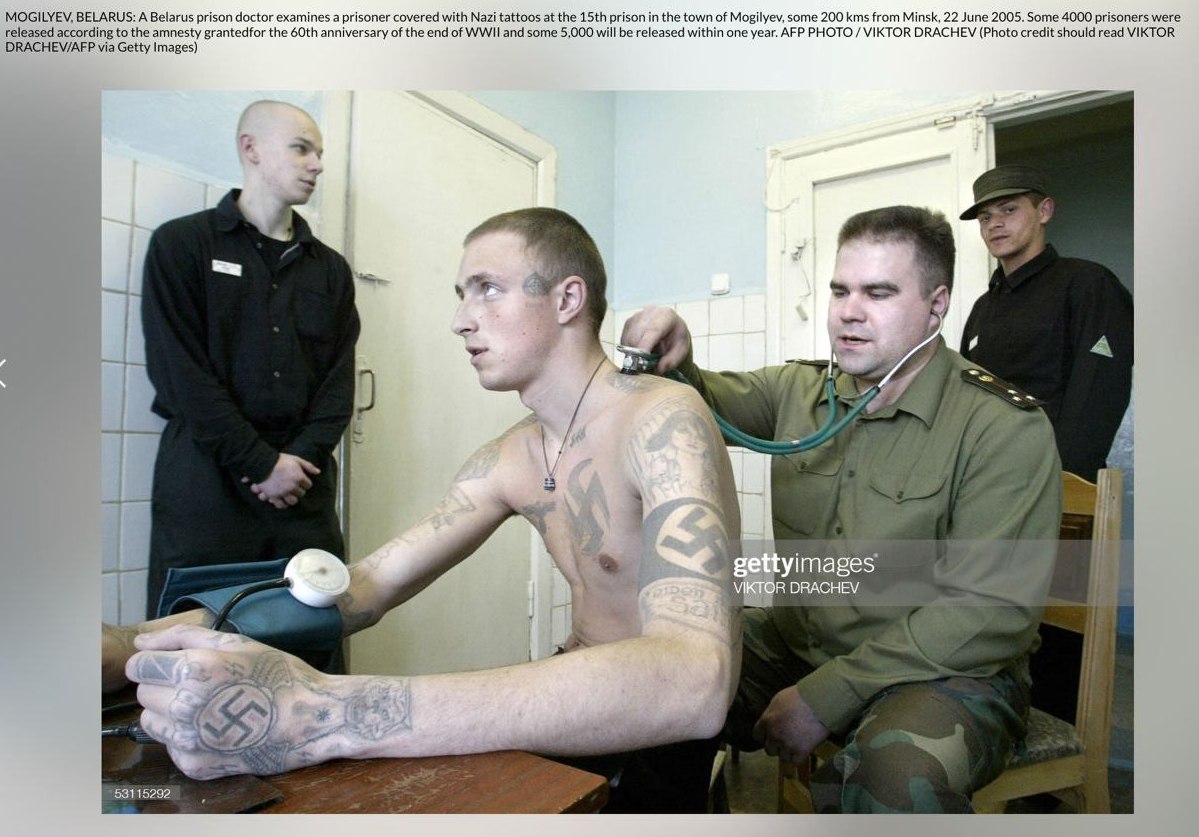 Пропаганда публикует фото «пленных украинских нацистов со свастикой по  всему телу». Но это фото сделали в Беларуси в 2005 году