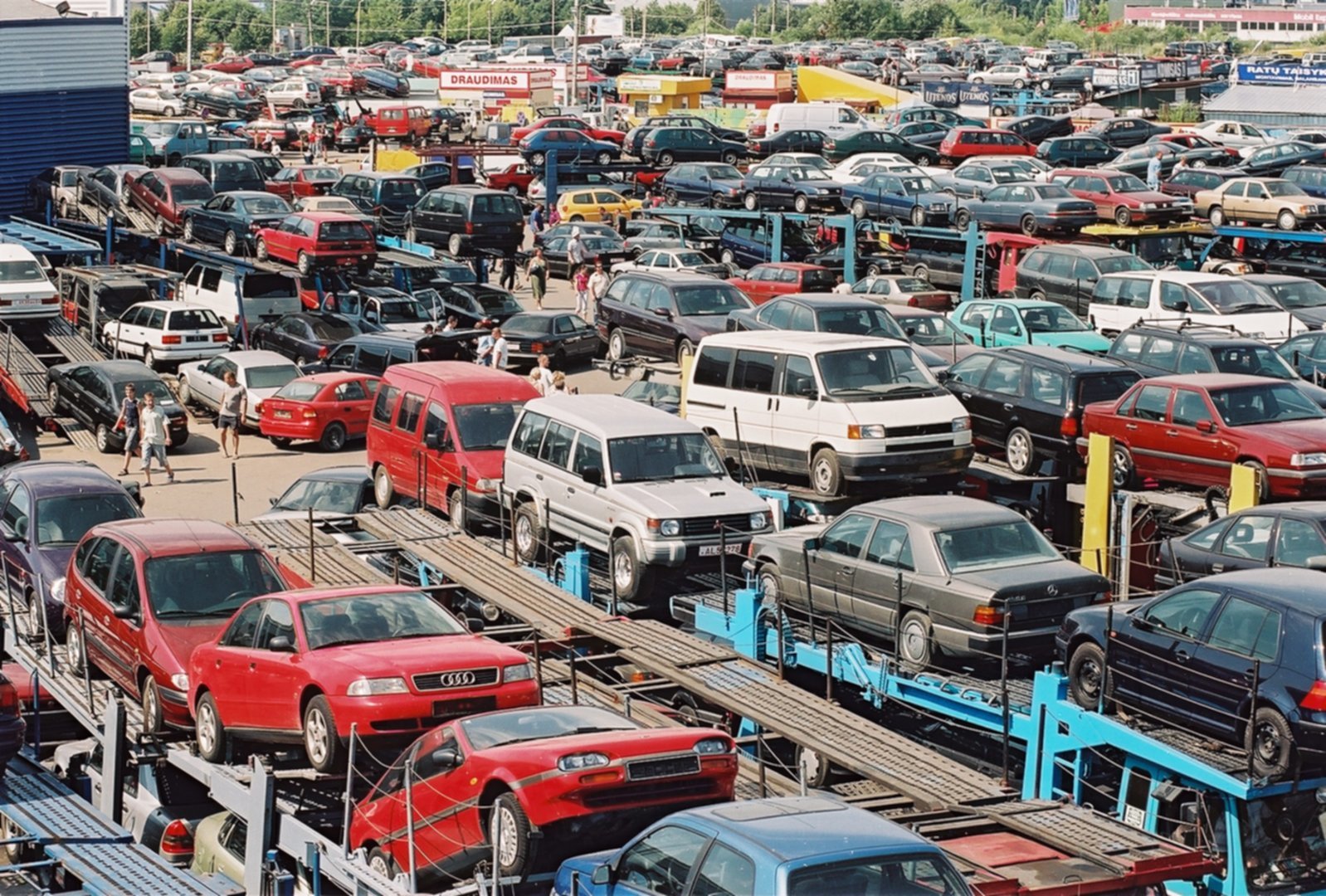 Авторынок грузовиков. Авторынок Владивостока в 90е. Автомобильный рынок. Авторынок 90-х. Автомобильный рынок 90-е.
