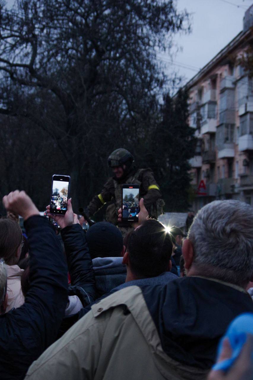 Херсон встретил украинские войска цветами и флагами. В России подавленность  и сомнения