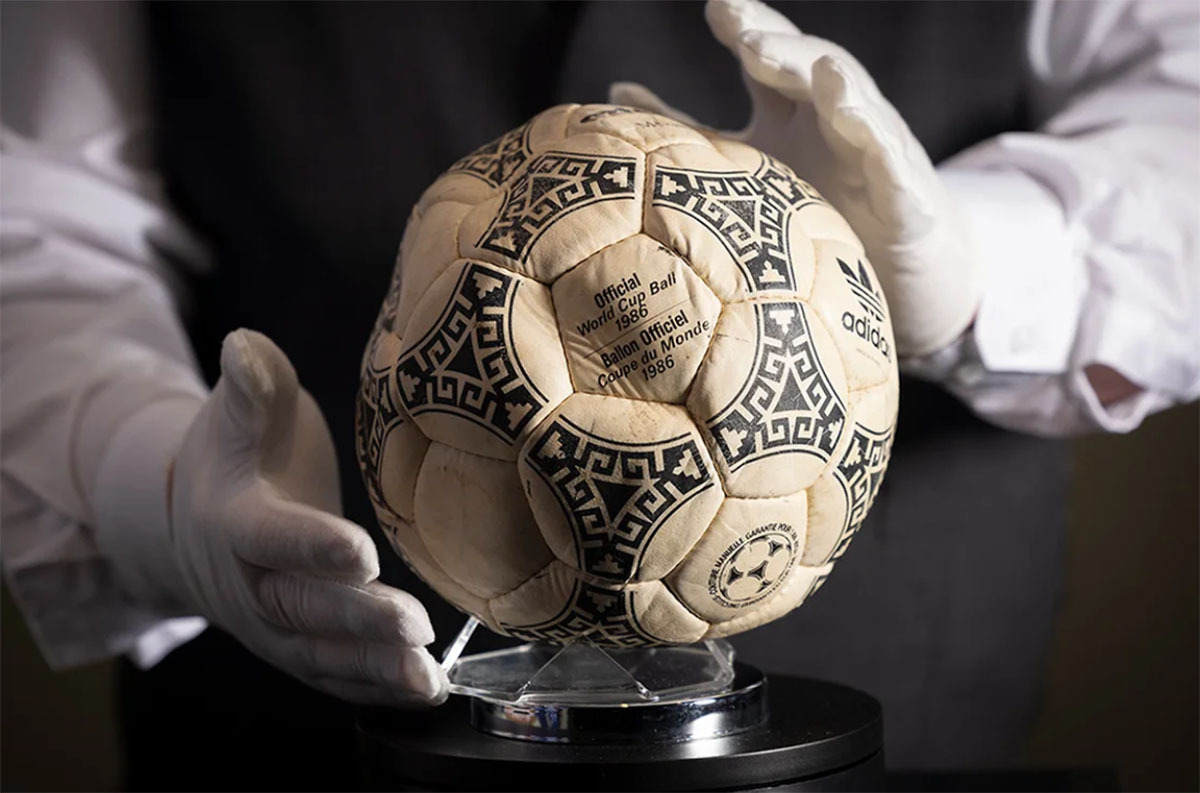 Мяч, которого коснулась рука Марадоны в 1986 году, продали за рекордные 2,4  миллиона долларов