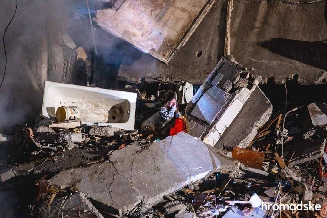 Порно фотоКрасавица на развалинах- Скачать на телефон