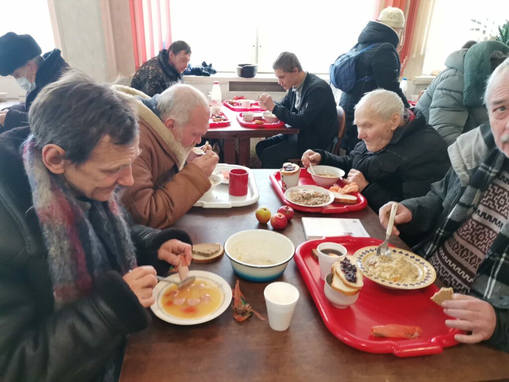 Один молодой человек сначала приходил к нам, а через какое-то время приехал  на «Вольво». Как работает и выживает столовая для бездомных