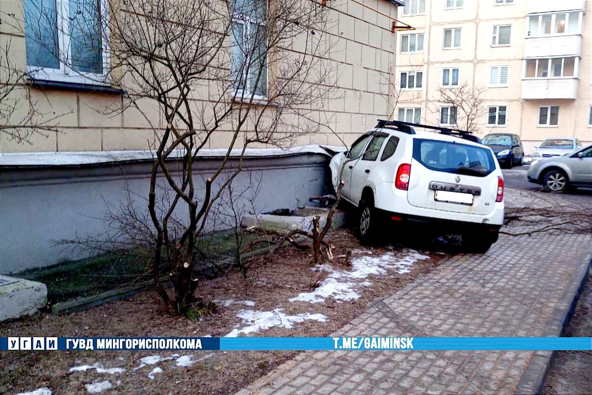 Водитель «совершила наезд на фасад жилого дома»