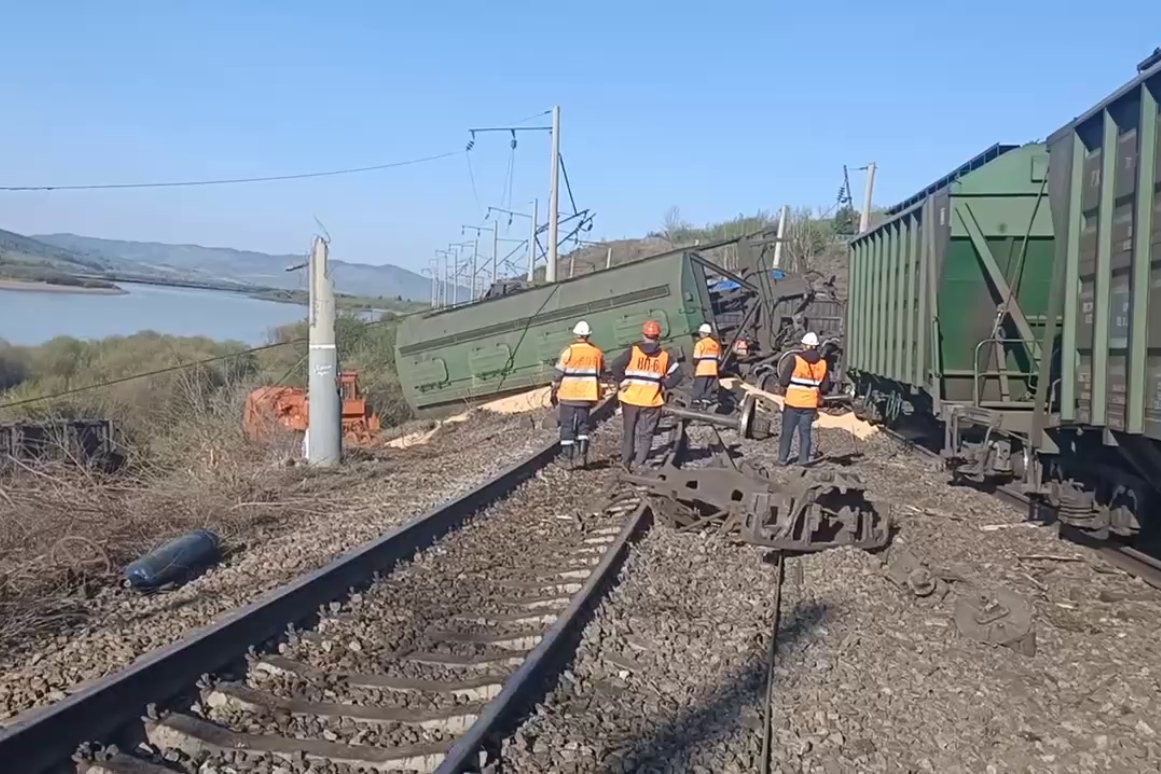 Ночью в Забайкалье сошел с рельсов грузовой поезд