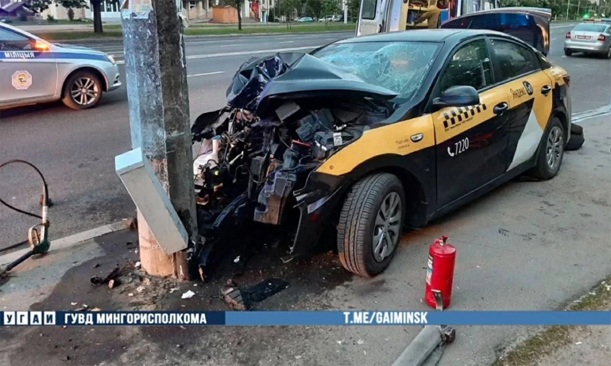 В Минске водитель такси уснул за рулем и врезался в столб