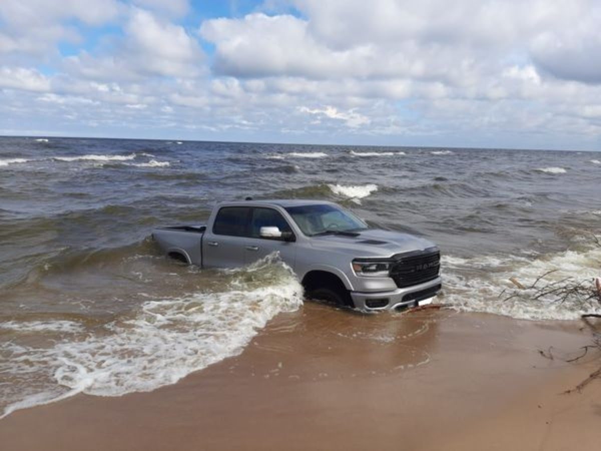 В Латвии белорусский внедорожник заехал в море