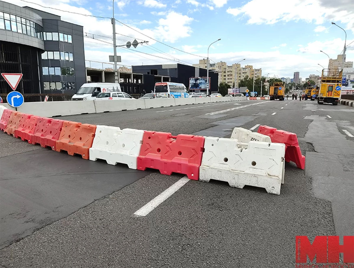 Одна полоса в каждую сторону. На мосту между Московской и Чкалова в Минске  транспорт движется по новой схеме