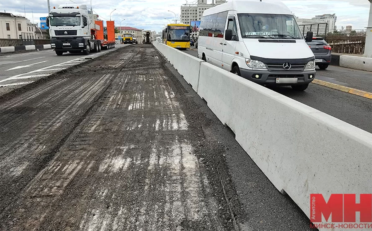 Одна полоса в каждую сторону. На мосту между Московской и Чкалова в Минске  транспорт движется по новой схеме