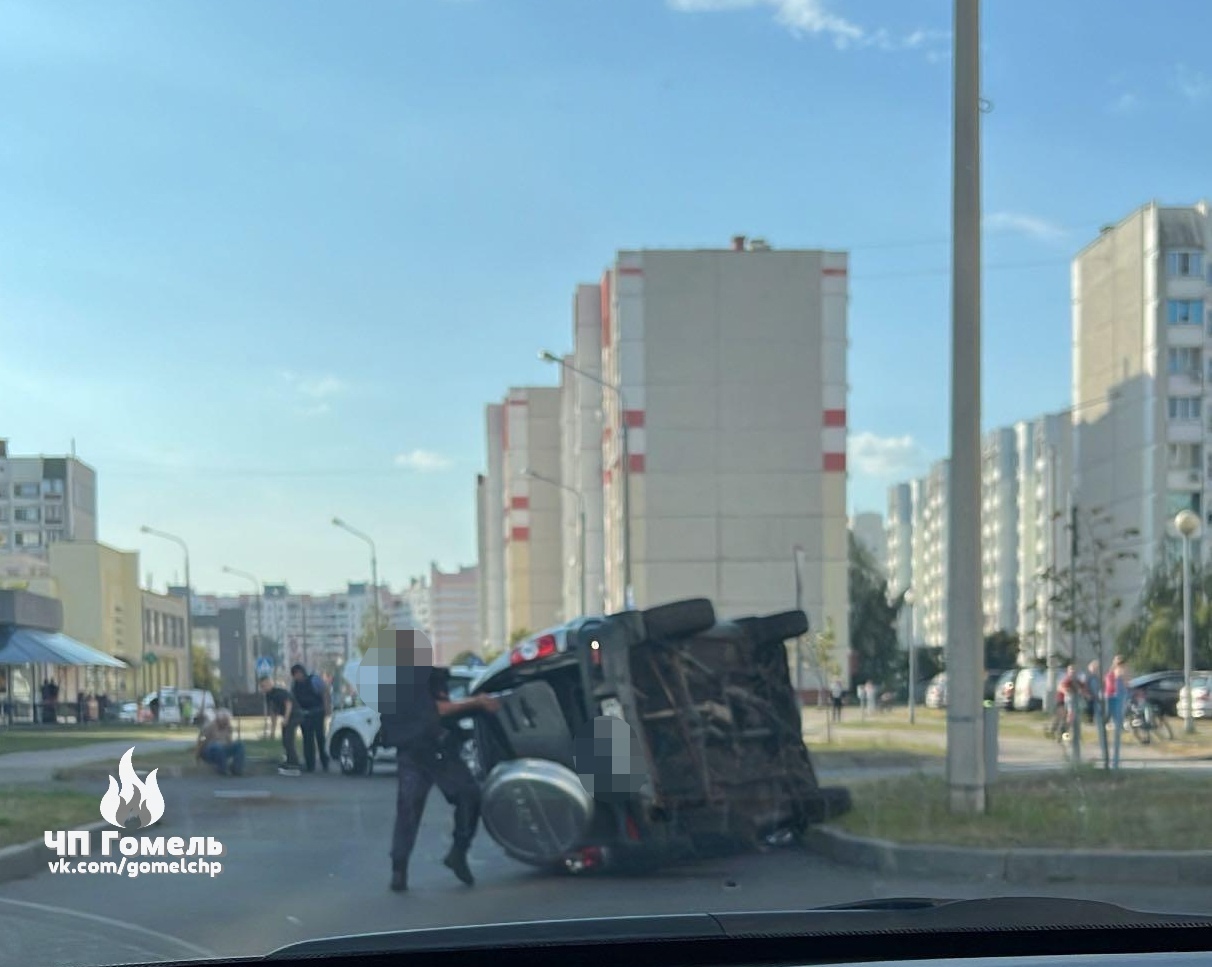 В Гомеле автомобиль милиции попал в ДТП и перевернулся