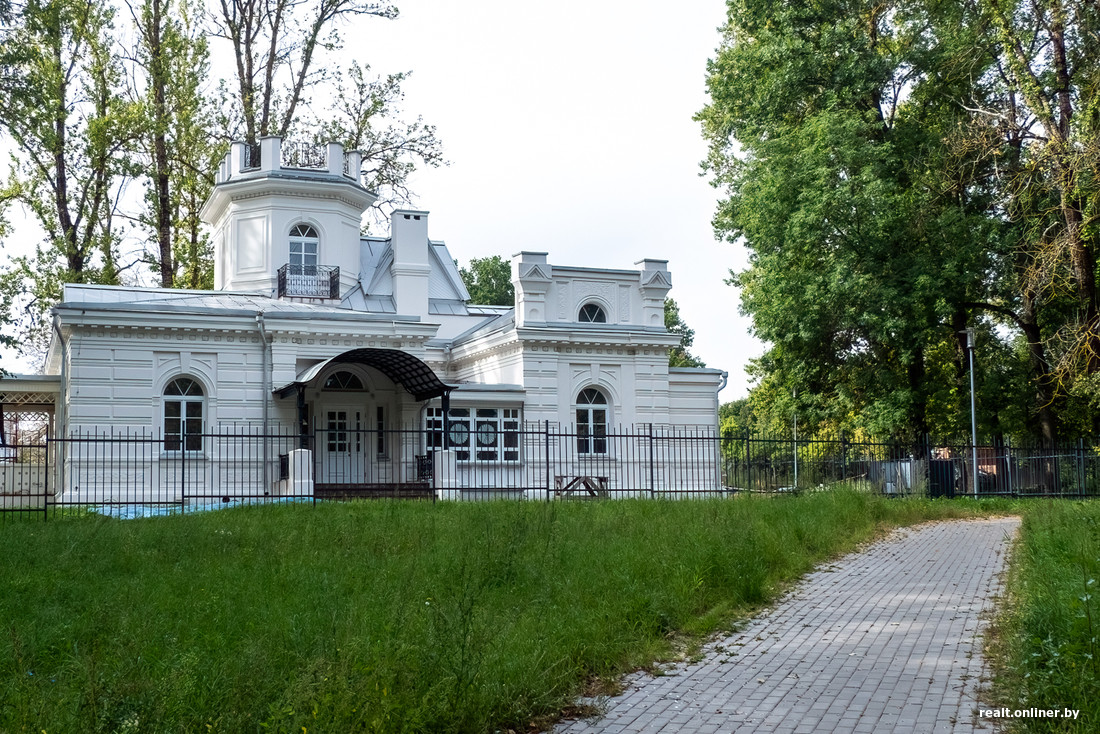 Белая дача стала абсолютно белой. Как изменился знаменитый объект в  Курасовщине