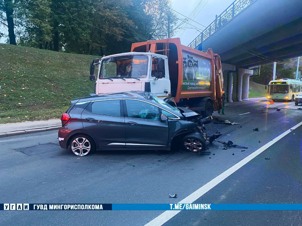 В Минске мусоровоз раздавил такси