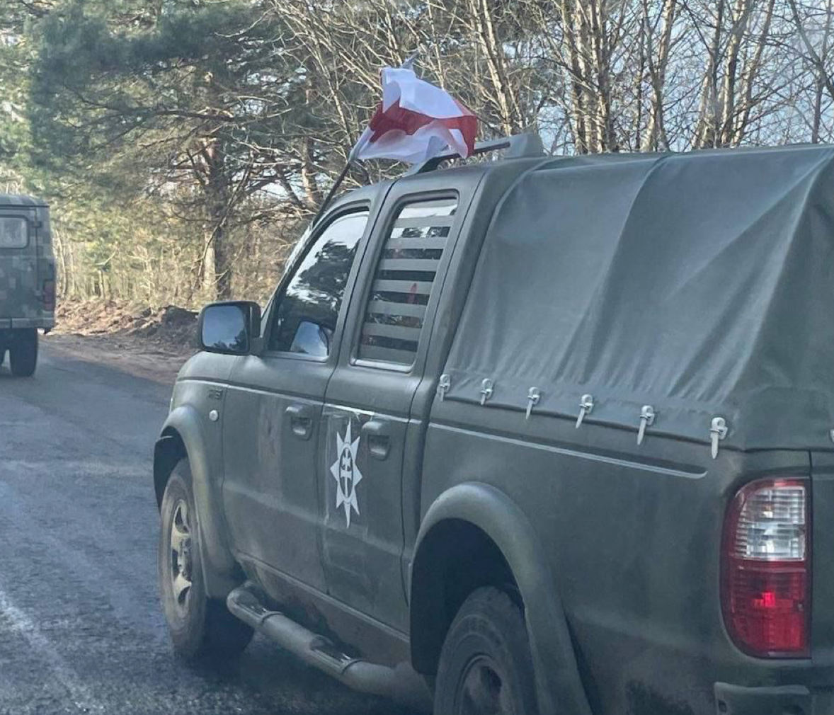 В Ровенской области увидели военную колонну под БЧБ-флагами. Что это было?