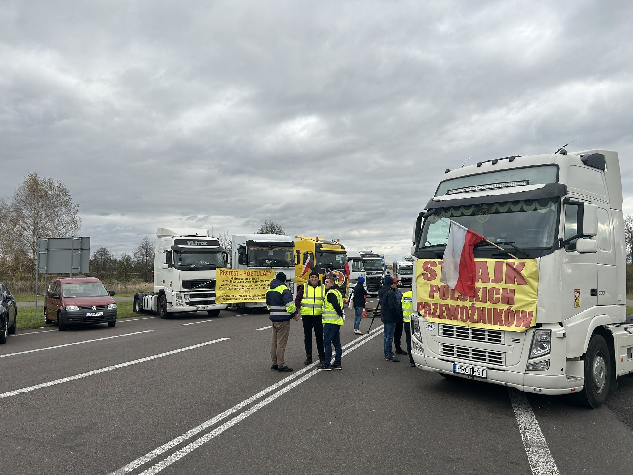 Польские перевозчики начали блокаду украинской границы. Они требуют вернуть  условия работы украинских коллег к довоенным