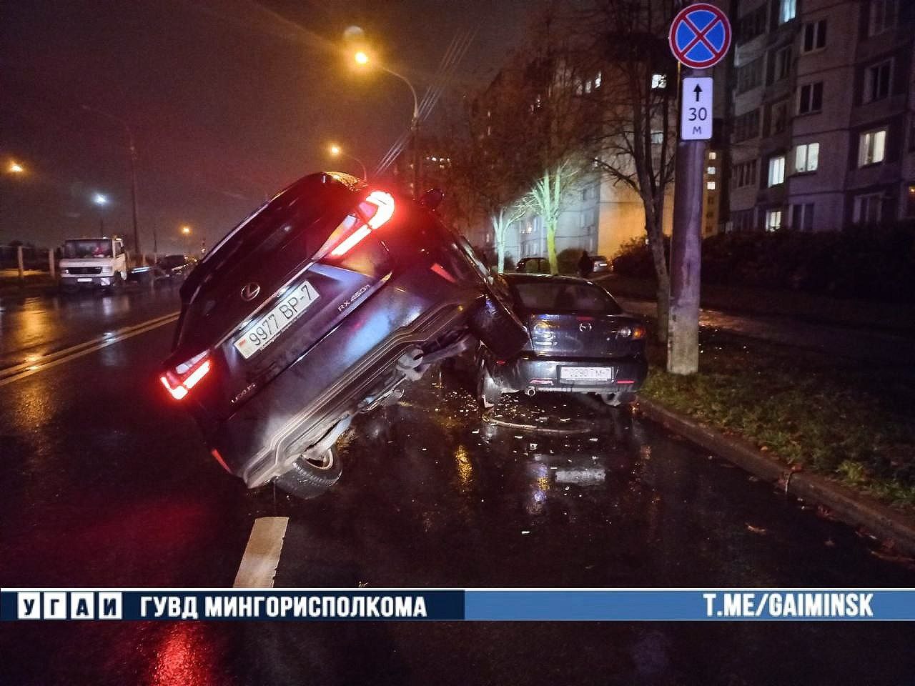 Женщине на «Лексусе» стало плохо, и она наехала на припаркованное авто