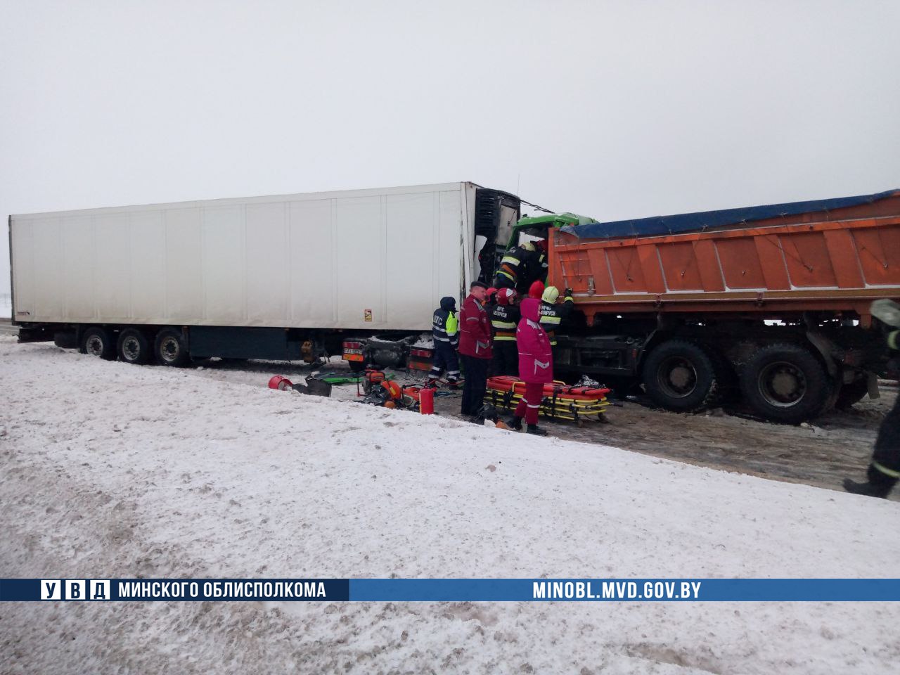 На трассе в Дзержинском районе МАЗ врезался в фуру. Водитель грузовика умер  в больнице