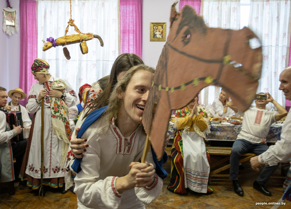 Вось дзяўчыне вочкі, каб былі яскравыя ночкі». В Скирмантово сохранили  древний обряд 18+, о котором вы могли даже не слышать