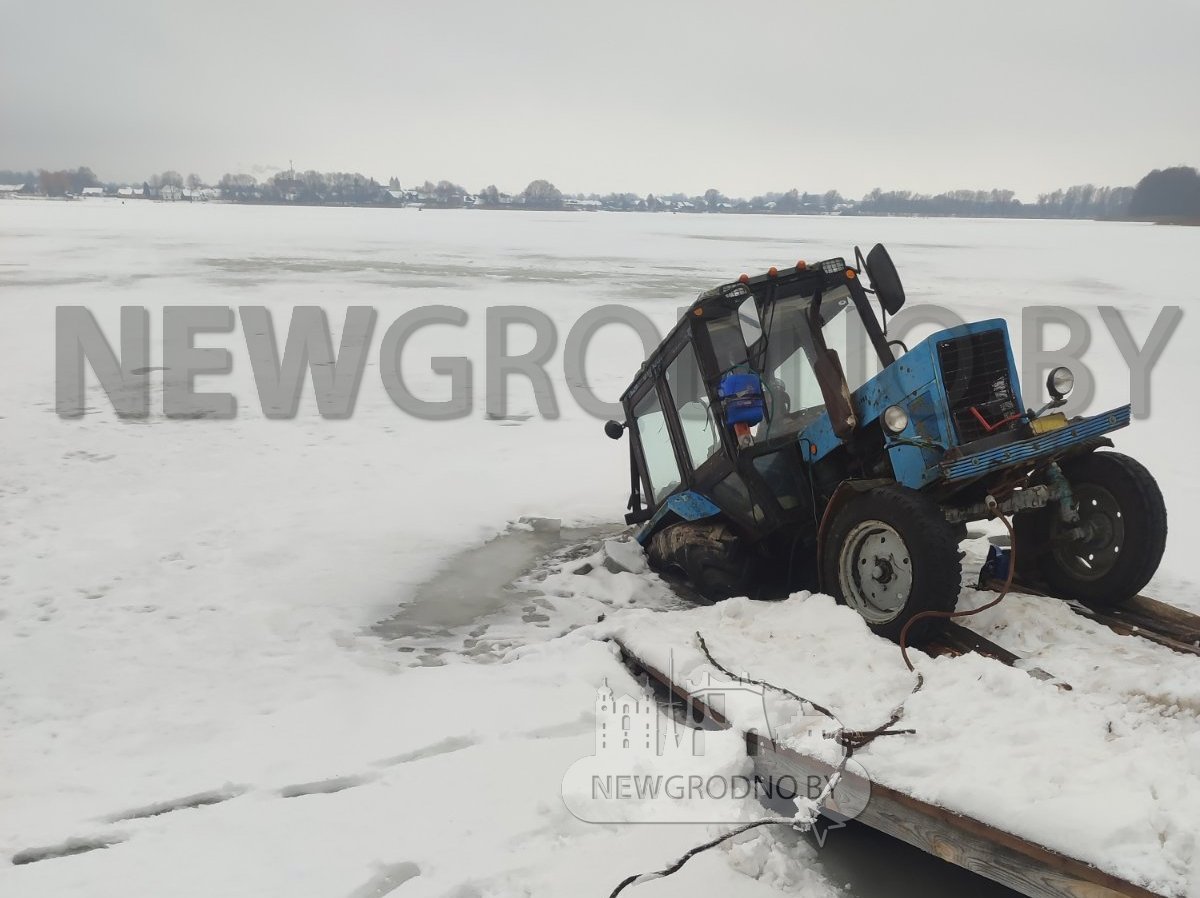 В Гродно трактор решил почистить пирс и провалился под лед