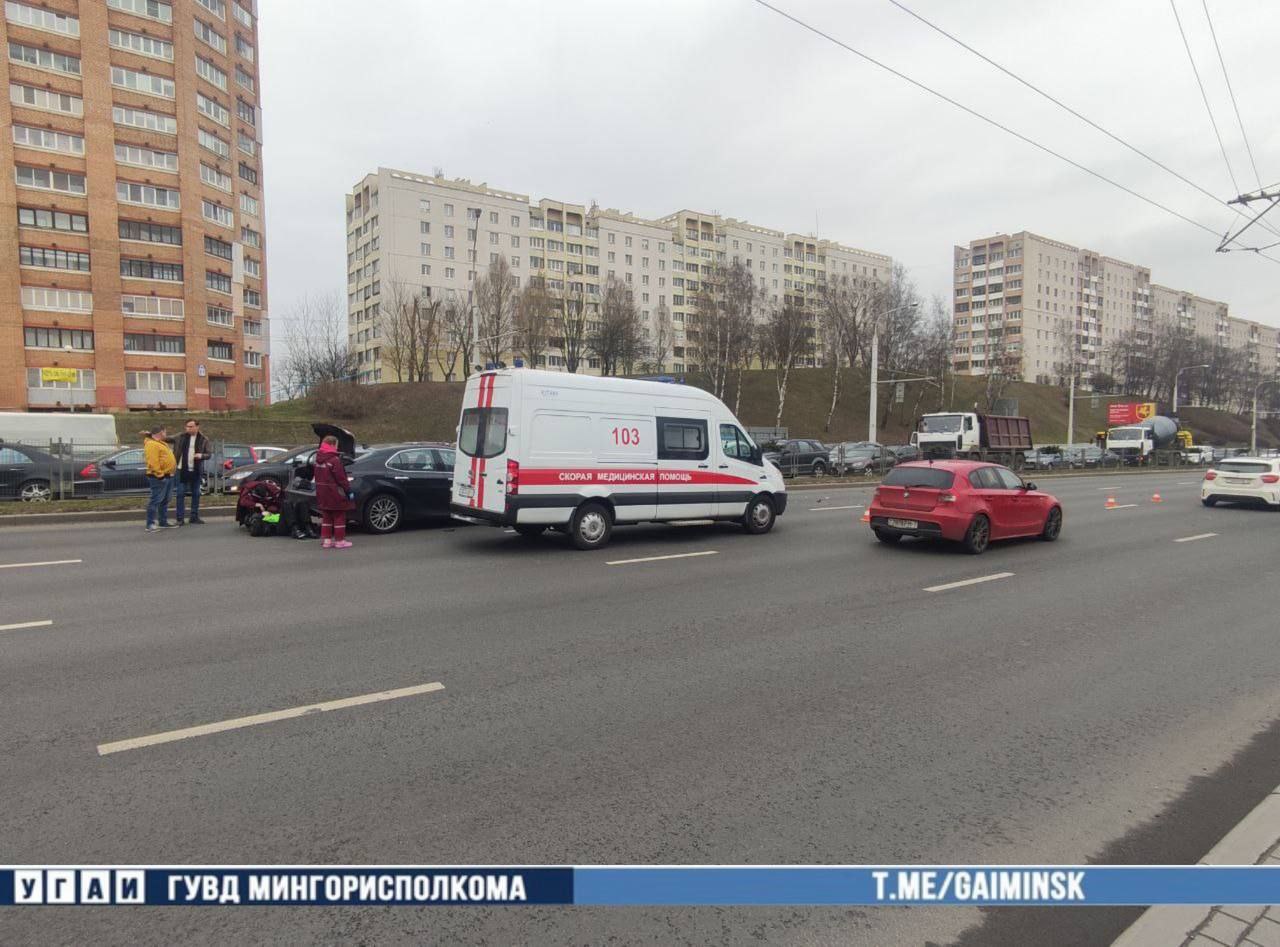 На проспекте Пушкина в Минске произошла авария, человеку оказывают помощь  на асфальте