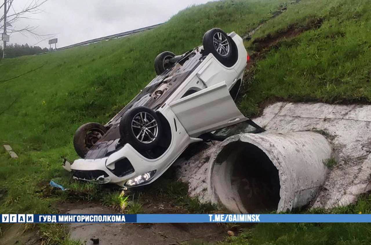 BMW вылетел со МКАД и перевернулся